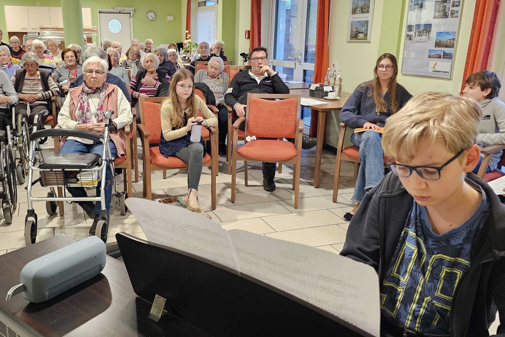 Musikschüler spielen Klassik und Pop für Ältere